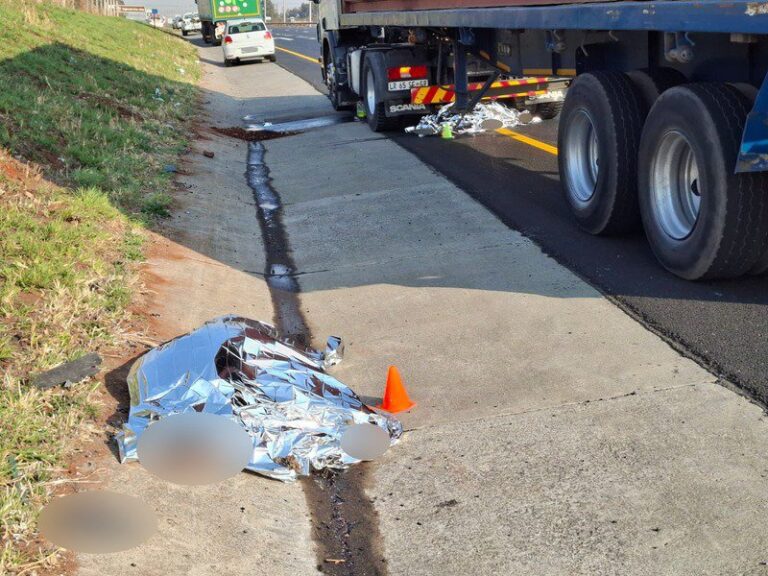 deceased body of a pedestrial in R21 near Thembisa